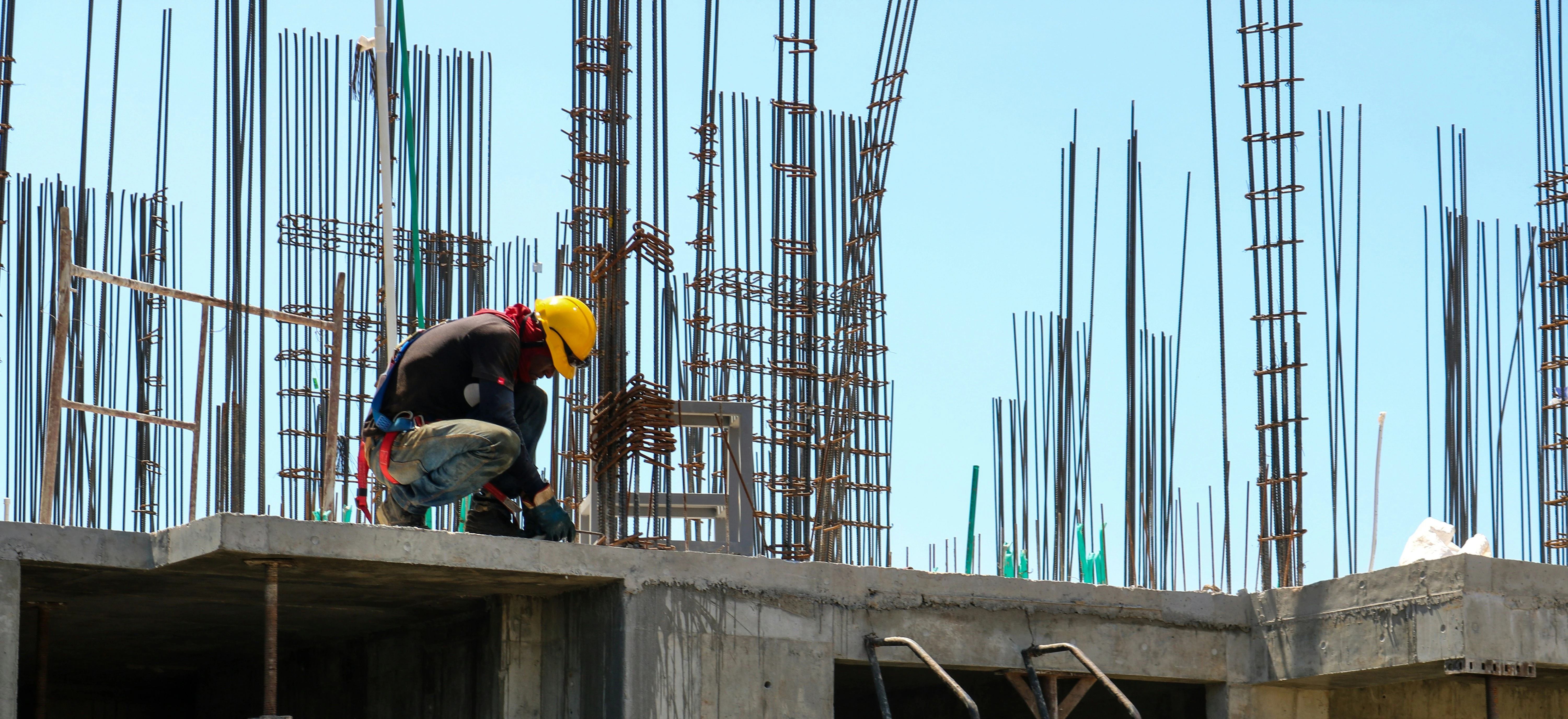 Bauarbeiter auf einer Baustelle während der Rohbauarbeiten