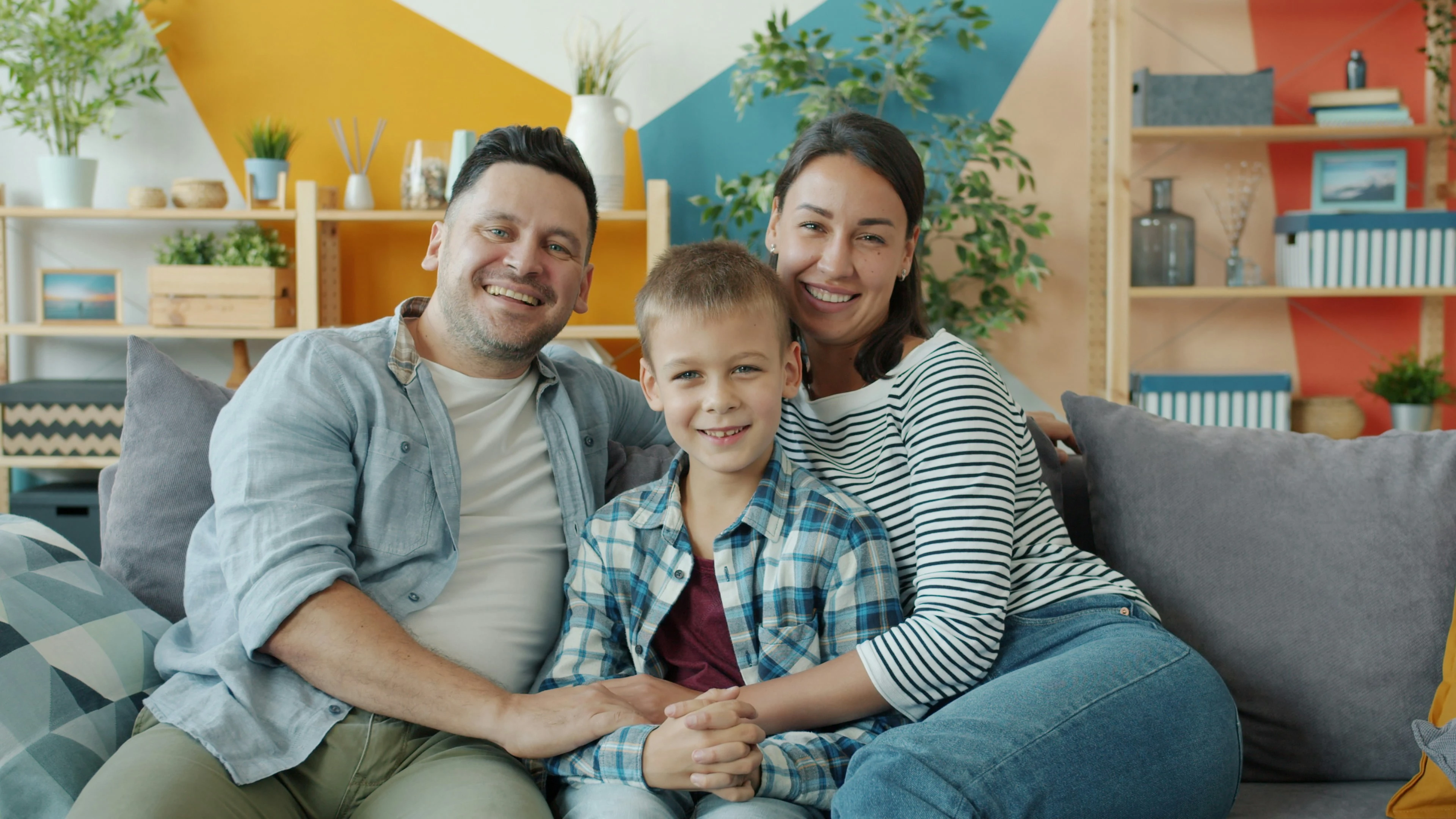 Familie zu Hause in ihrem Wohnraum